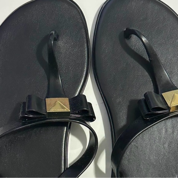Michael Kors Black and Gold Sandals with T-Strap Design - Picture 3 of 4